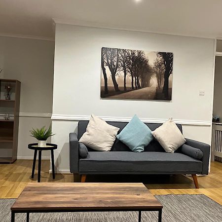 Lovely 2 Bedroom Apartment With Parking Space Лондон Екстериор снимка