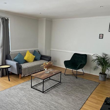 Lovely 2 Bedroom Apartment With Parking Space Лондон Екстериор снимка