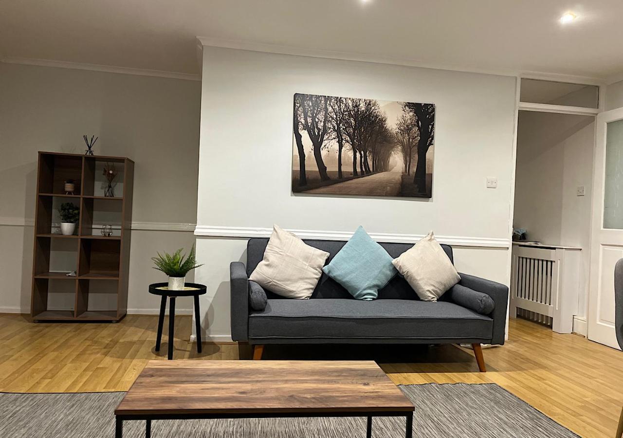 Lovely 2 Bedroom Apartment With Parking Space Лондон Екстериор снимка