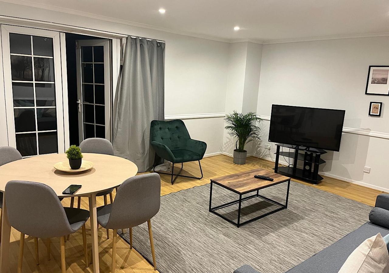 Lovely 2 Bedroom Apartment With Parking Space Лондон Екстериор снимка