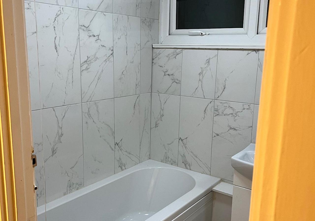 Lovely 2 Bedroom Apartment With Parking Space Лондон Екстериор снимка