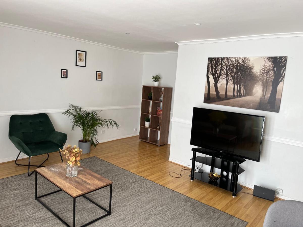 Lovely 2 Bedroom Apartment With Parking Space Лондон Екстериор снимка